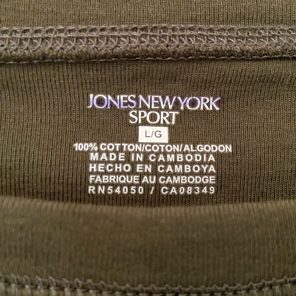 Jones New York gorgeous green tee! - Picture 2 of 2